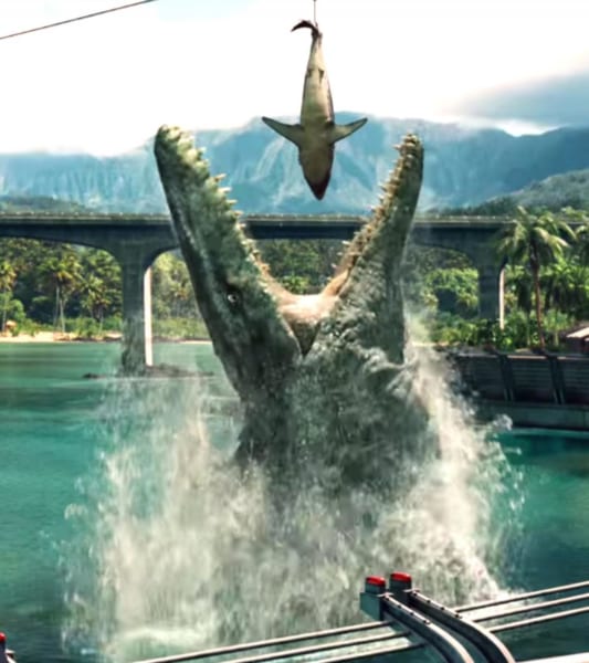 映画『ジュラシック・ワールド』（2015）より、モササウルスがホオジロザメを食べるシーン
