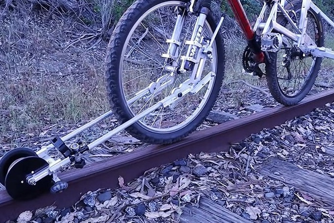 「廃棄線路に沿って旅できる」ロマンあふれる自転車パーツを発明！