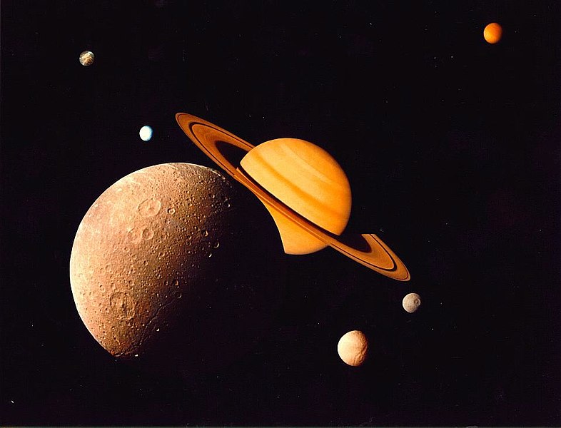 土星は多くの衛星をもつ