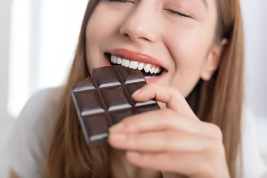 お菓子の代表チョコレート登場の歴史「甘くないカカオ」が古代から人気だったのはなぜ？