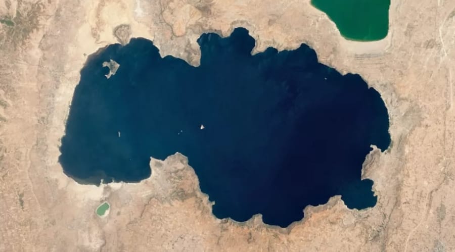 深い青色のシャラ湖