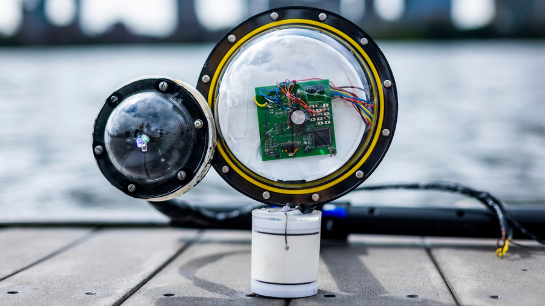 MITがバッテリー不要のワイヤレスな「やまびこ通信」水中カメラを開発