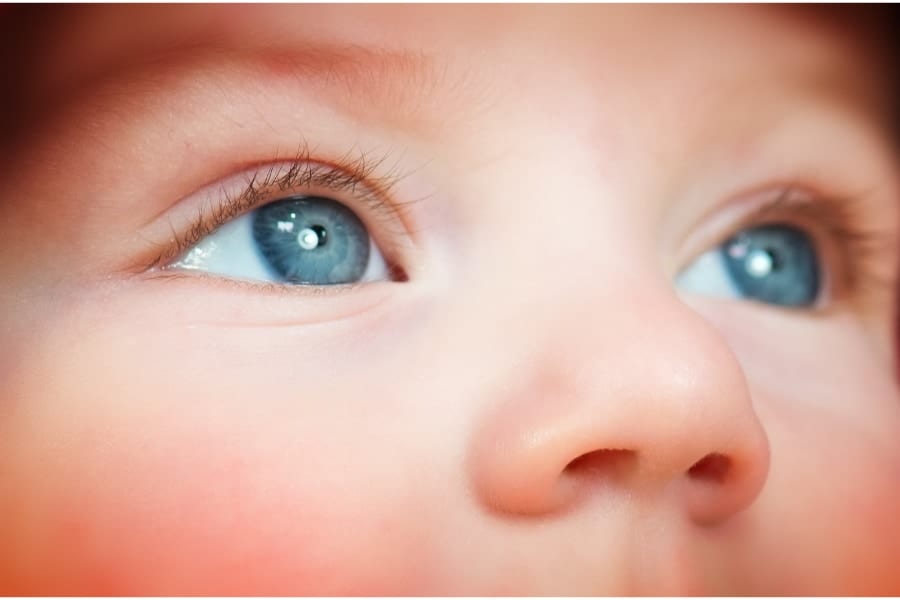白人系の赤ちゃんの目は成長に伴って色が変わる？