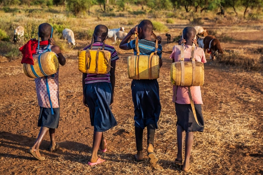 毎日水を運ぶ少女たち