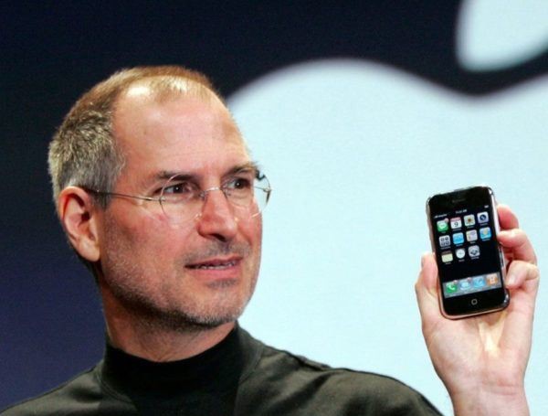 iPhone1を発表するスティーブ・ジョブズ氏