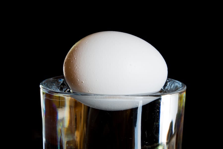 なぜ鮮度の落ちた卵は水に浮くのか？