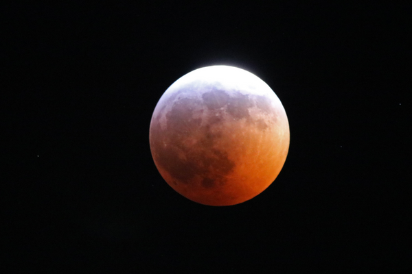 皆既月食で月が赤く染まるのはなんで？