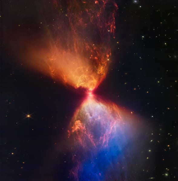 近赤外線カメラで捉えた原始星L1527。 カラフルな砂時計の形をしている