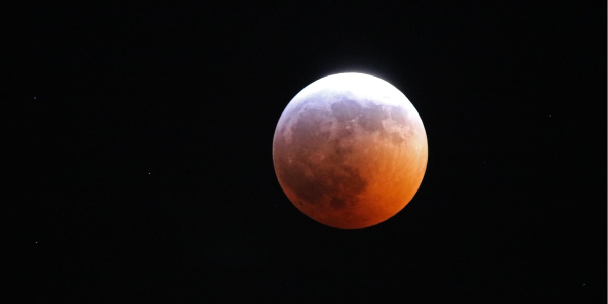 皆既月食では月は隠れずに赤銅色に染まる