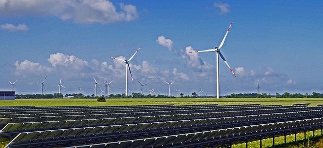 風力エネルギーと太陽光エネルギー（イメージ）