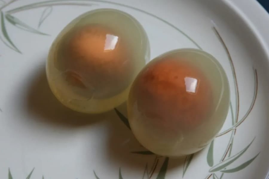 ペンギンの卵を茹でると「透明なゆで卵」になる?!　その理由は？