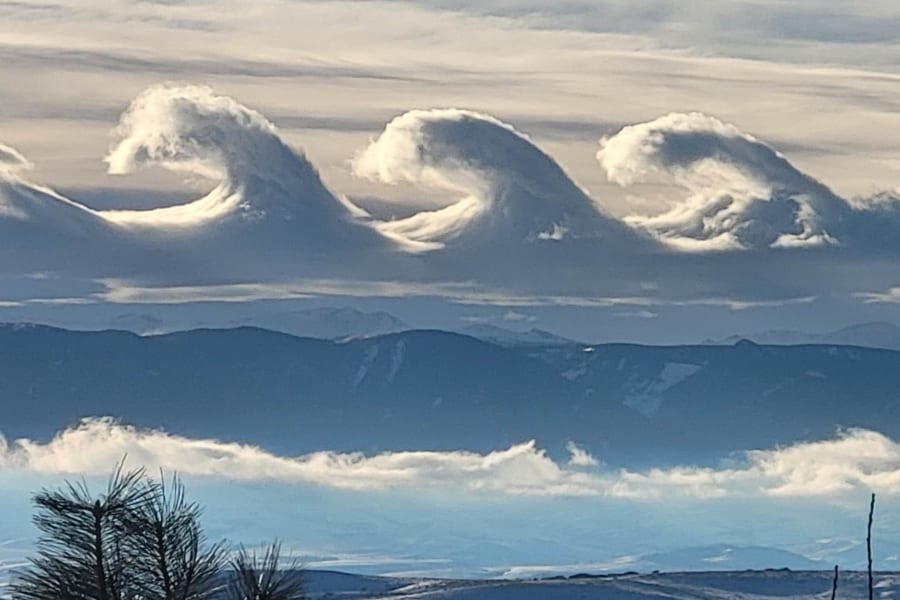 絵画のように美しい「波型の雲」が連なる