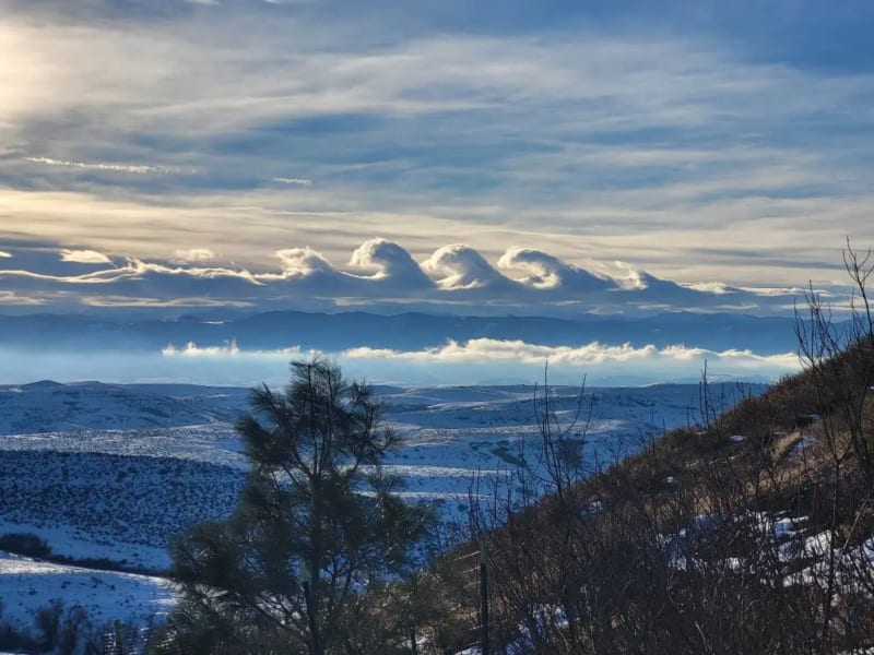 アメリカ・ビックホーン山脈の上空に発生した波型の雲