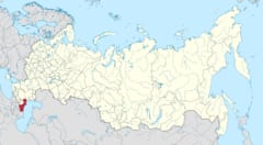 ロシア西南端にダゲスタン共和国（赤）が位置、その下がカスピ海