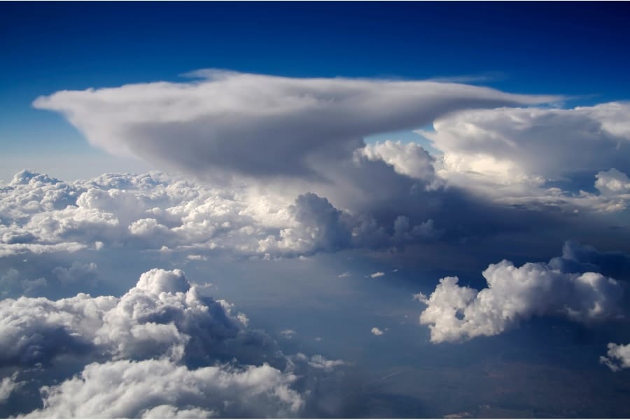 比較的小さい積雲は500トン。これが空に浮かんでいられる理由は？