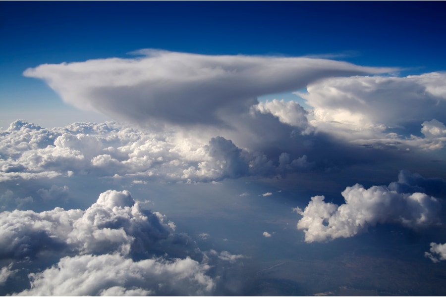 比較的小さい積雲は500トン。これが空に浮かんでいられる理由は？