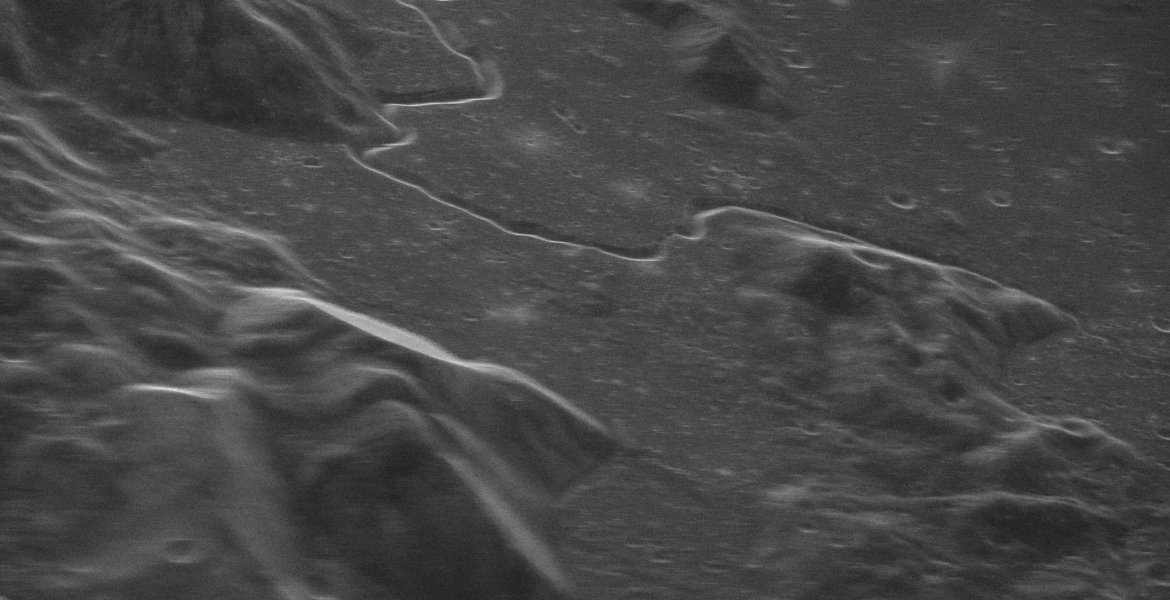 アポロ15号着陸地点の拡大図。月面の細かな凹凸が確認できる