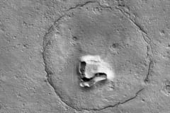公開された火星表面の画像。クマの顔面に見える