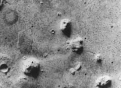 火星の人面岩。まるで人間の顔