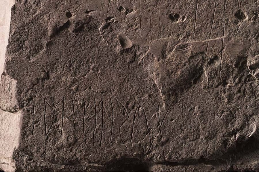 「ルーン文字」が刻まれた世界最古の石碑をノルウェーで発見！