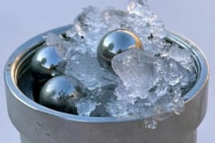 水と同じ密度を持つ氷「ガラス化したH2O」の作成に成功！の画像 3/4