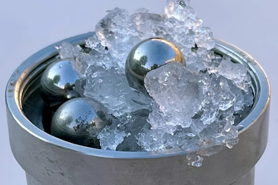 水と同じ密度を持つ氷「ガラス化したH2O」の作成に成功！ (3/4)