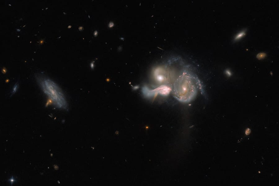 ハッブル宇宙望遠鏡が「衝突に向かう3つの銀河」を撮影！