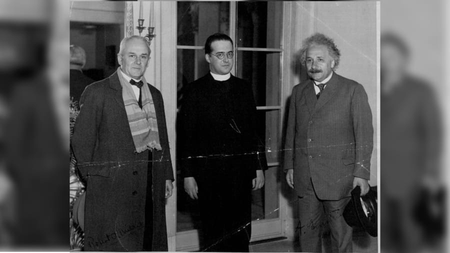 左からロバート・ミリカン、ルメートル、アインシュタイン