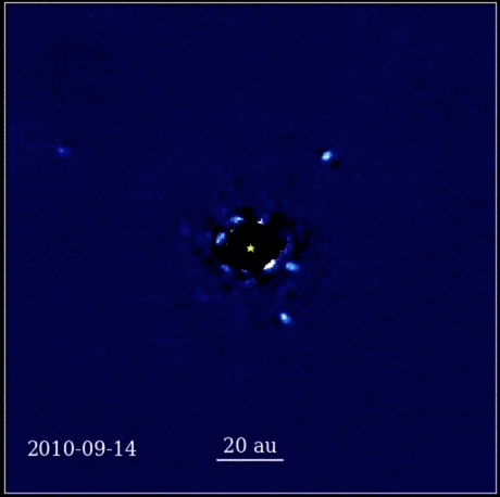 HR8799（星マーク）を公転する4つの惑星。最も遠い惑星は左端にうっすらと見える