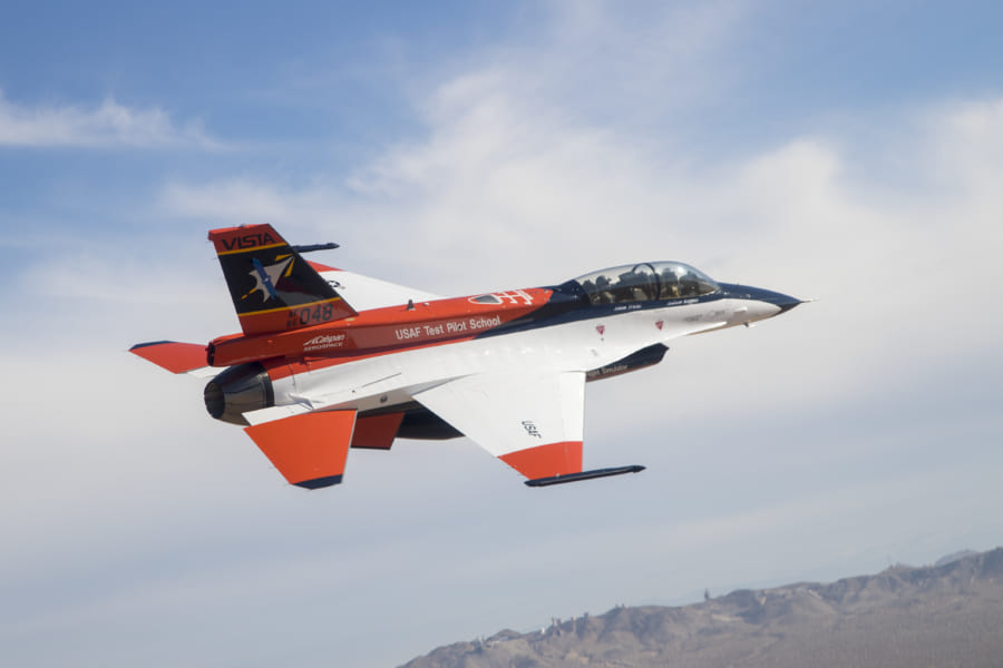 特殊改造した「完全自律型F-16戦闘機」人間の介入なしに離着陸を含めた17時間のフライトに成功！