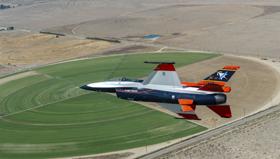 VISTA X-62Aが人間の助けなしに離陸・着陸・戦闘操作を行う