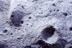 月の表面には月レゴリスが堆積している