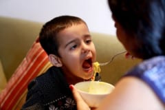 親は、子供が即席麺を食べるときに、特に注意を払える