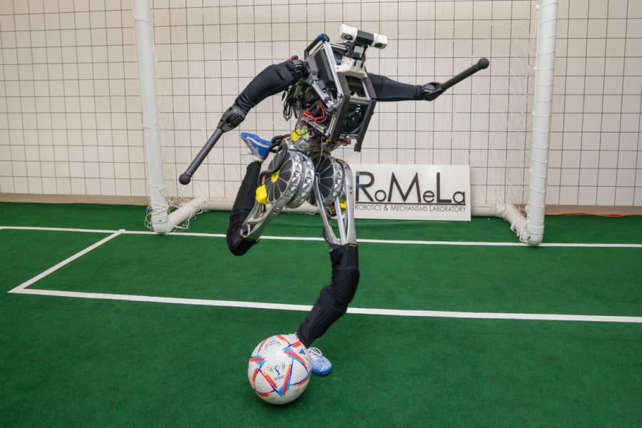 蹴られても倒れないフィジカル最強の人型ロボットがサッカーに挑む (3/3)