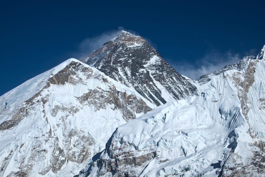 中央奥がエベレストで、その右側にある尾根の最低点がサウスコル