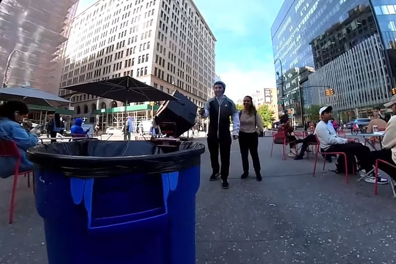 ぎこちない動きをするゴミ箱ロボットに人はどんな反応をするか実験した結果