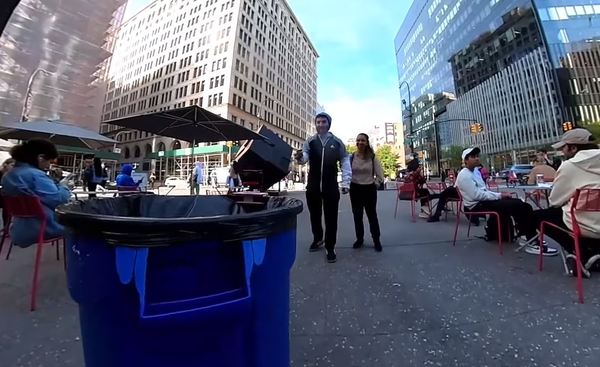 人々に近づきゴミを回収する「ゴミ箱ロボット」
