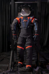新しい宇宙服「AxEMU」のプロトタイプ