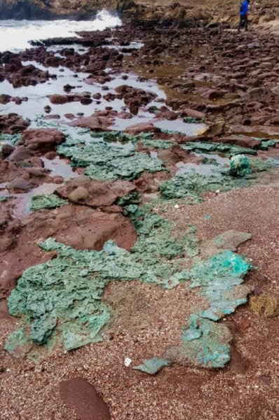 トリンダーデ島で見つかった未知の青緑色の岩石