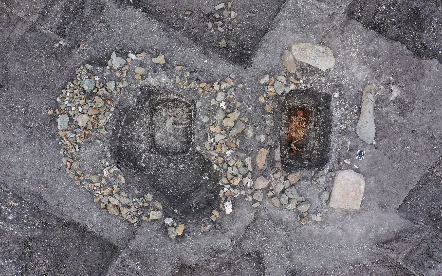 ヤムナ文化の竪穴に埋葬された人骨（右）