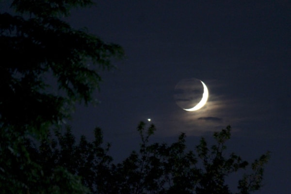 23日の夕方。アクセサリーみたいな「三日月と並ぶ金星」をスマホにおさめてみませんか？