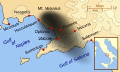 ヴェスヴィオ火山の被害範囲（黒）、バイアはナポリ湾上部の半島の先端にあった