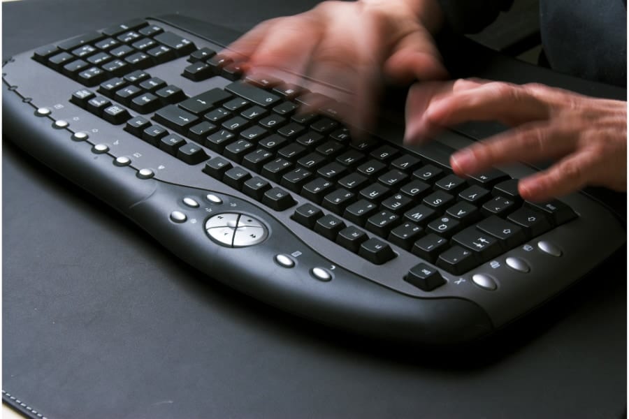 マウスの動かし方やキーボードの打ち方からストレスを検知するシステムを開発！