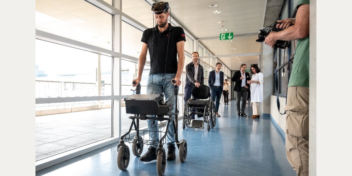 両脚麻痺の男性が「脳の思念」を脊髄に送るインプラント治療で歩けるように！