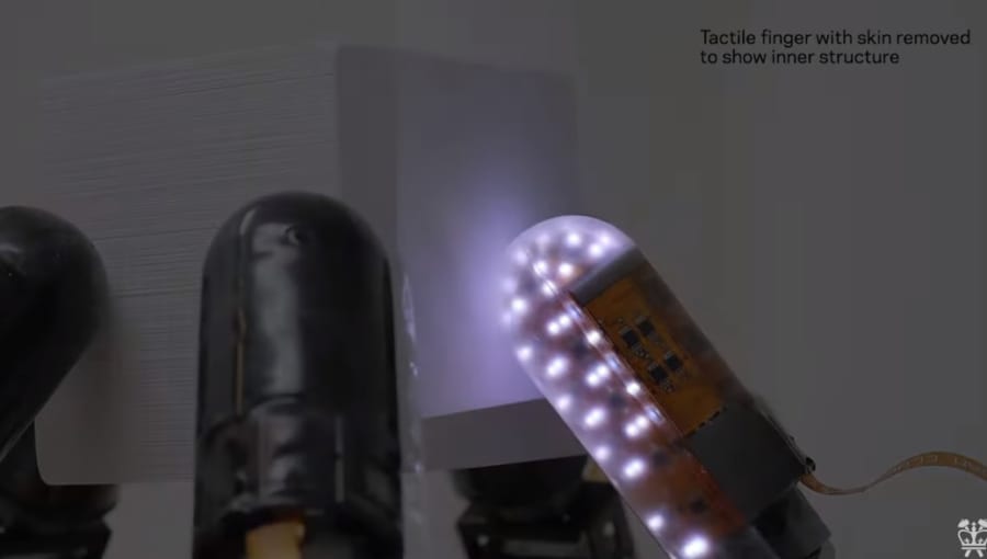 ロボット指の皮膚の歪みを、内部のLED光の反射パターンで認識する