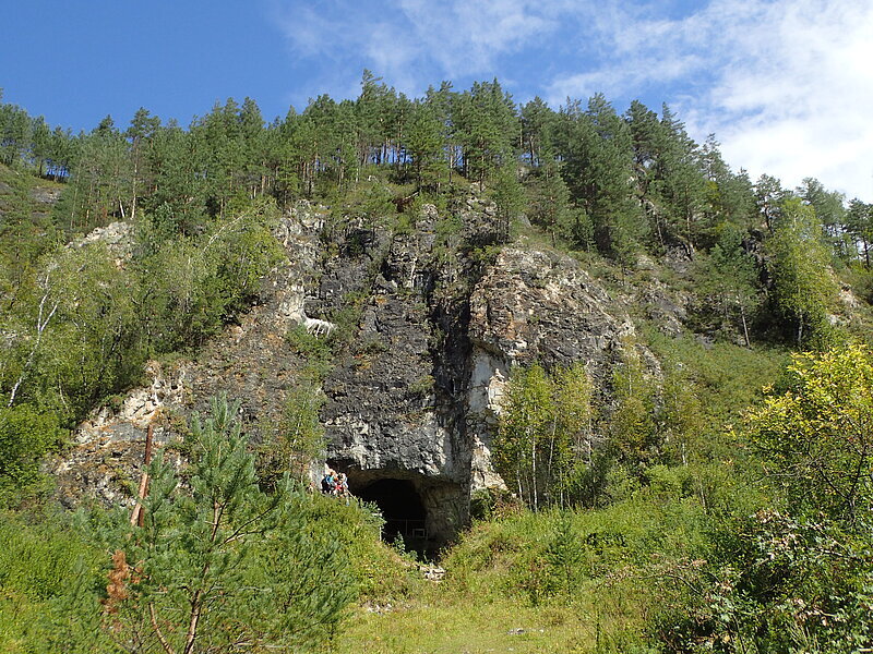 シカの歯が見つかった「デニソワ洞窟」の入口付近