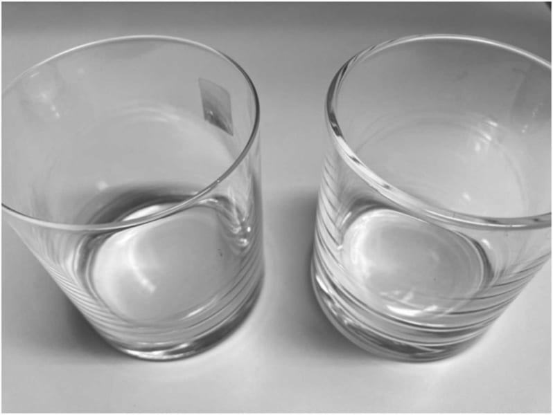 研究で使用したグラス（左：薄いグラス，右：厚いグラス）