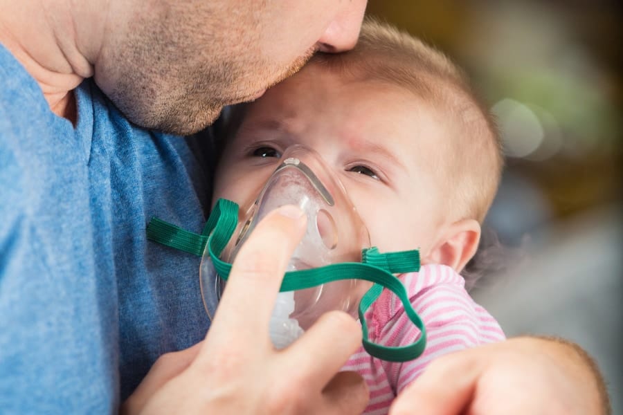 「乳児期の死亡率が高い男の子が、発声で健康状態を伝えようとしている」説