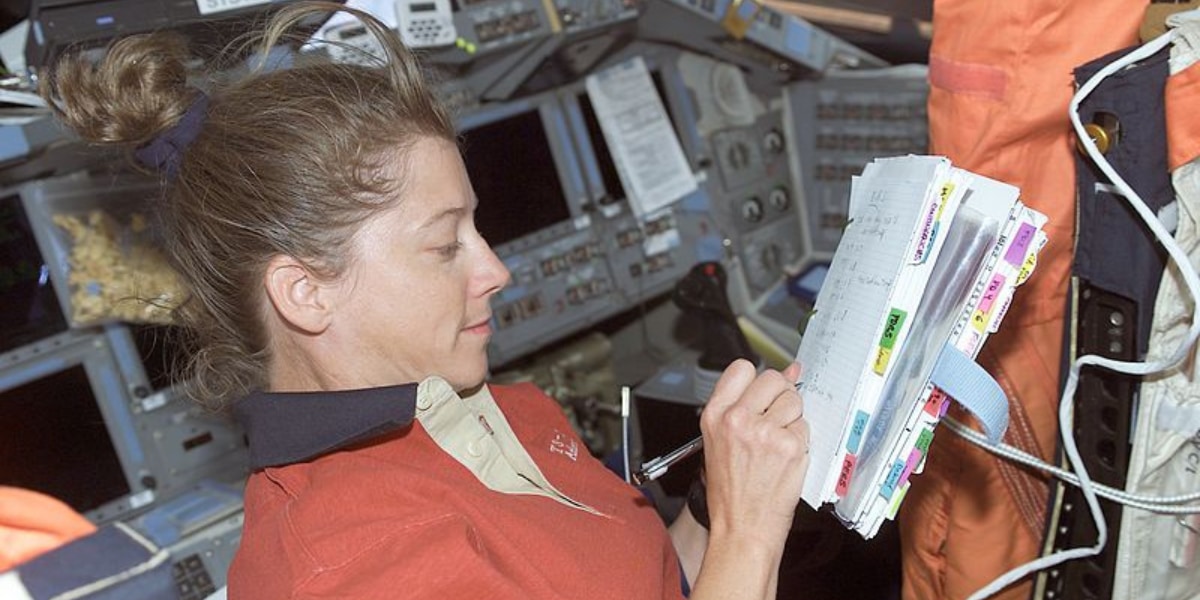 2002年「スペースシャトル・アトランティス」の船内で作業中のパメラ・メルロイ宇宙飛行士