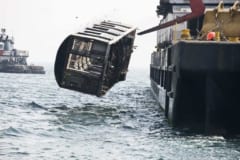 海に落とされる地下鉄車両